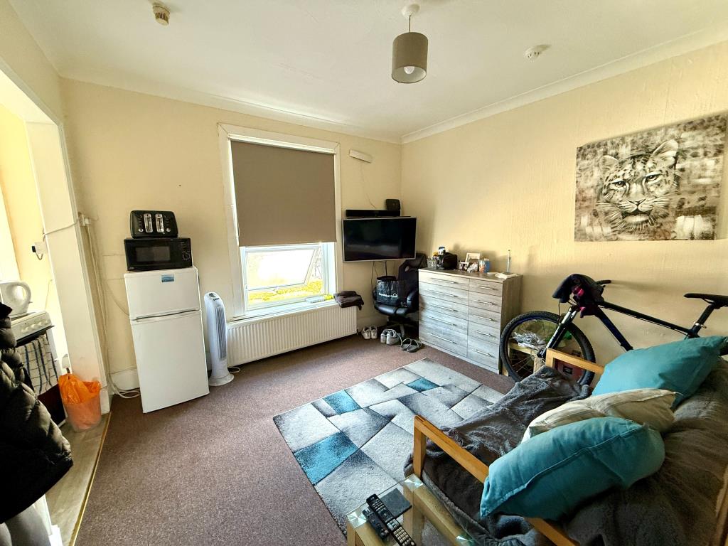 Lot: 171 - RESIDENTIAL INVESTMENT WITH POTENTIAL - Room one